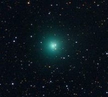 دنباله‌داری سبزرنگ در آسمان شب درخشان شده است