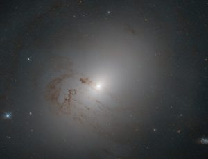 تصویر جدید هابل از کهکشانی فعال و عدسی شکل