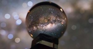 تجربه شگفت انگیز عکاسی از کهکشان راه شیری با استفاده از یک گوی بلورین